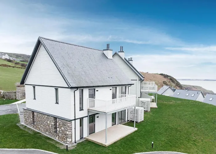 2 Bed Ground Floor Apartment - 11 Plas